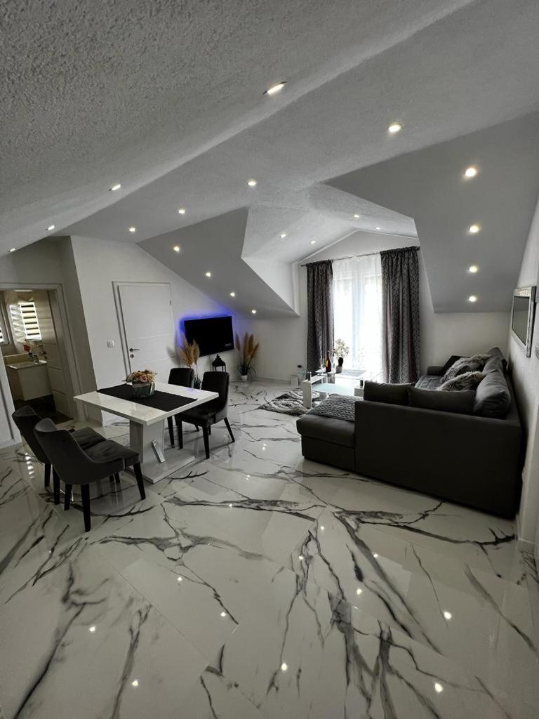 Luxury Apartment Megy Otočac Exterior foto